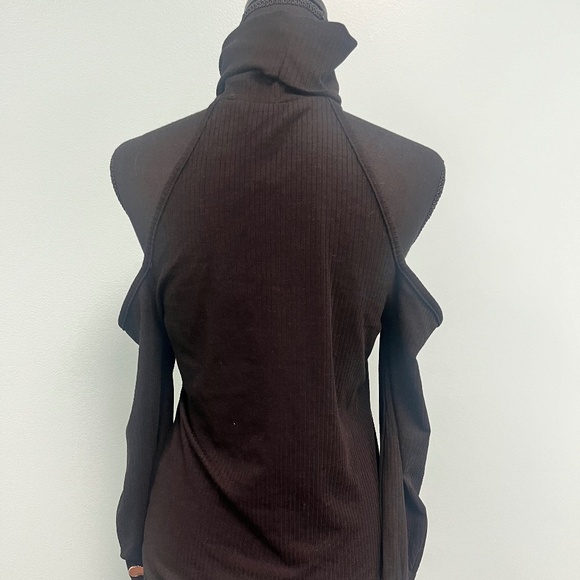 Milan Kiss cold shoulder sleeves turtleneck top in black size S. - Picture 4 of 6